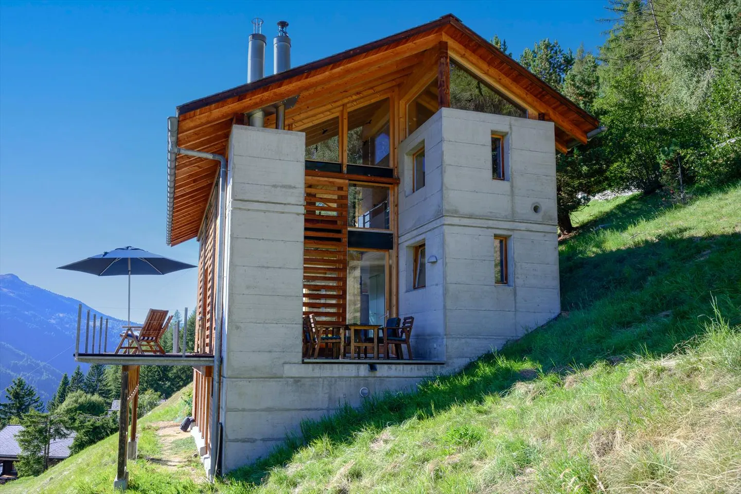 Chalet di architetto in stile contemporaneo, concetto originale, tutto in trasparenza - Foto 1 di 24