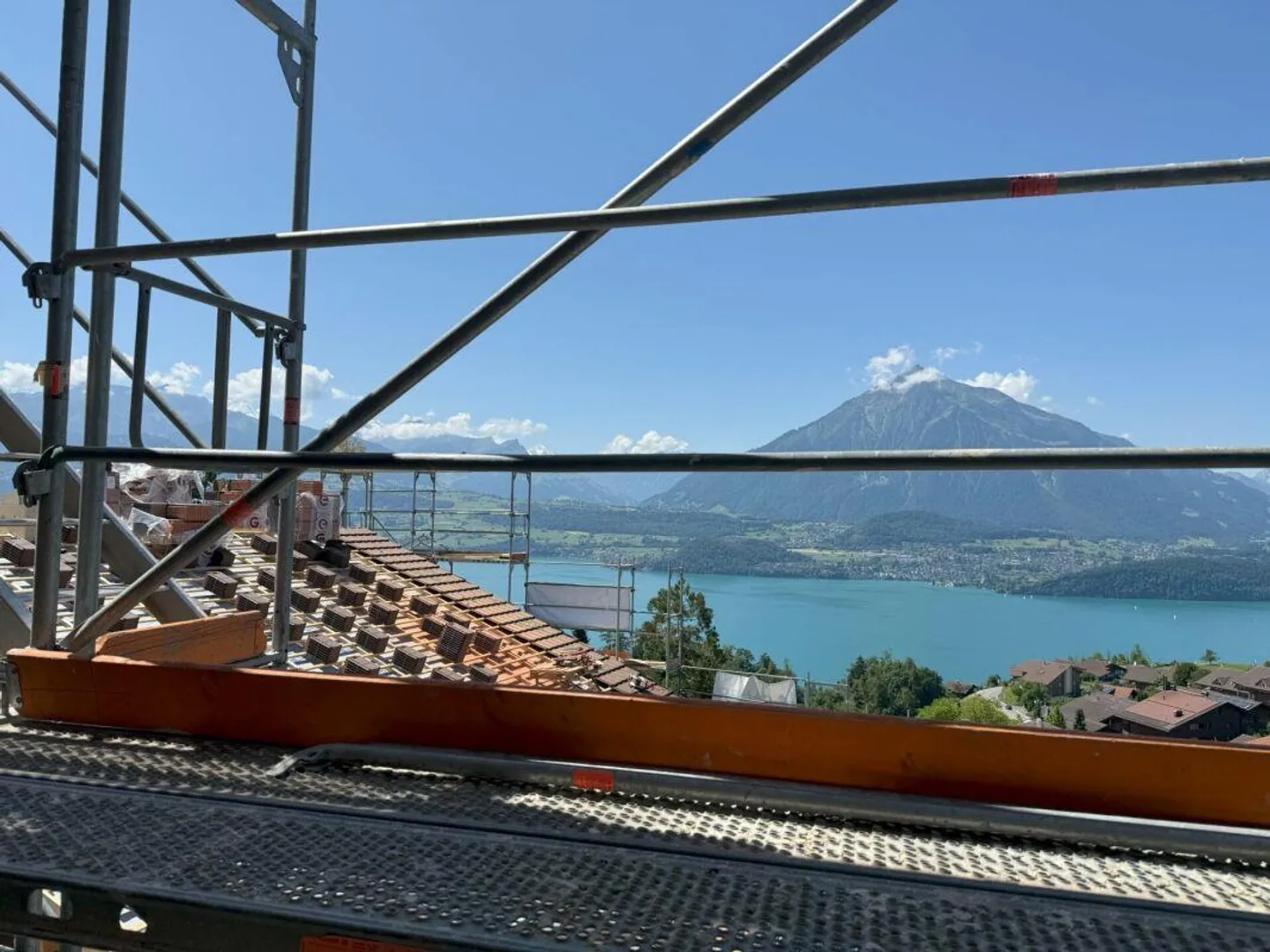 L'arredamento interno e la vista aspettano i nuovi proprietari - Foto 1 di 14