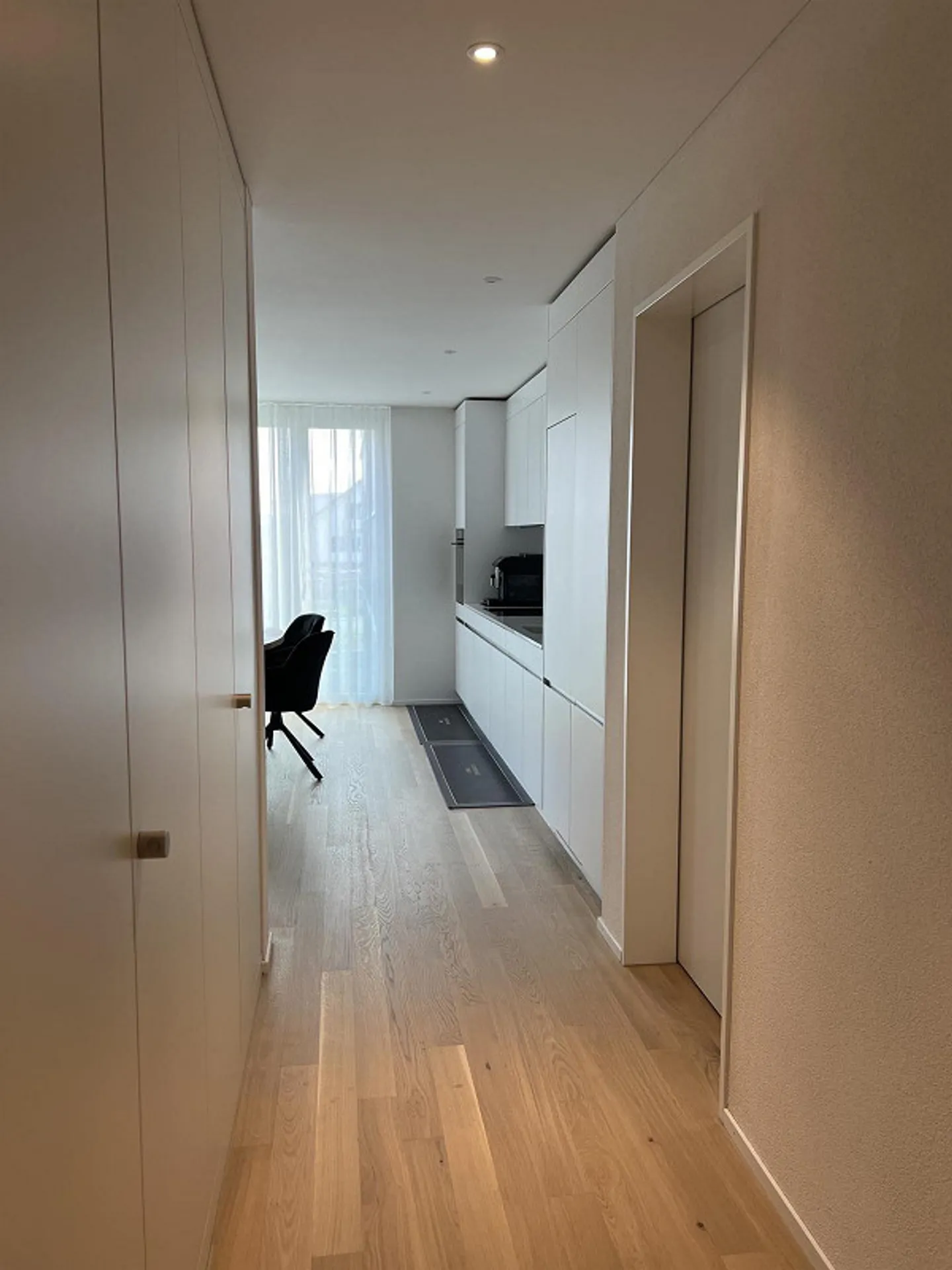 Appartement moderne 2 1/2 pièces - entièrement meublé et comme neuf. - Photo 2 sur 20