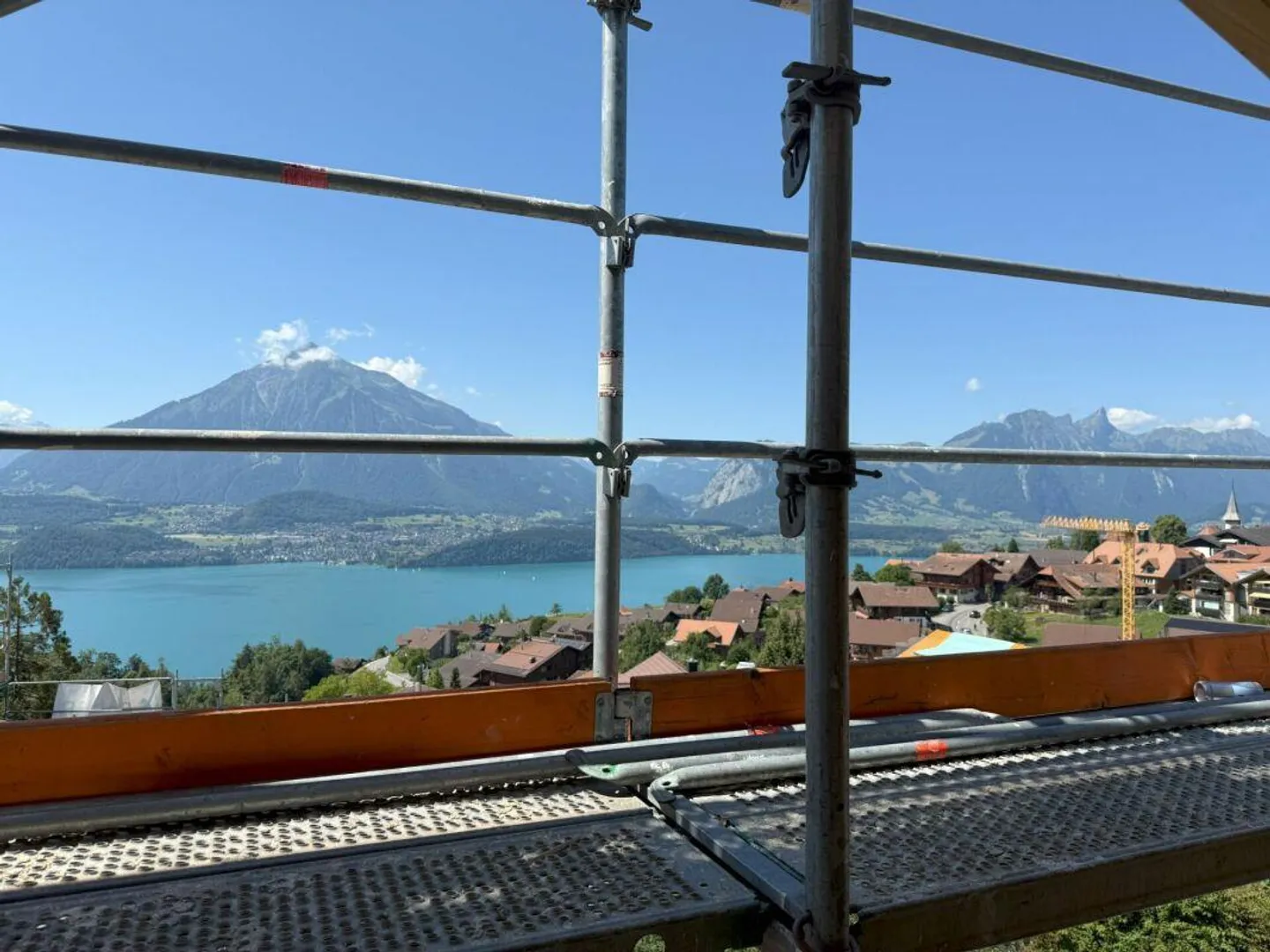 L'arredamento interno e la vista aspettano i nuovi proprietari - Foto 5 di 14