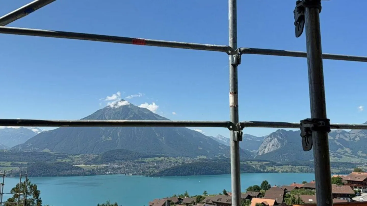 L'arredamento interno e la vista aspettano i nuovi proprietari - Foto 6 di 14