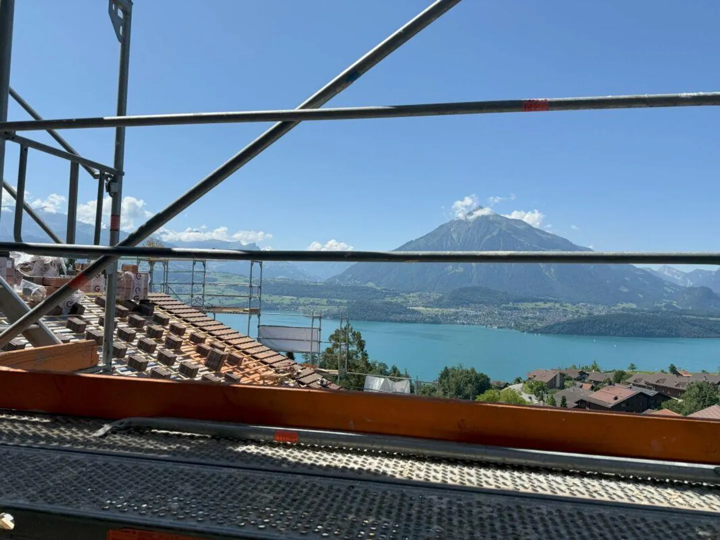 L'arredamento interno e la vista aspettano i nuovi proprietari - Foto 2 di 14