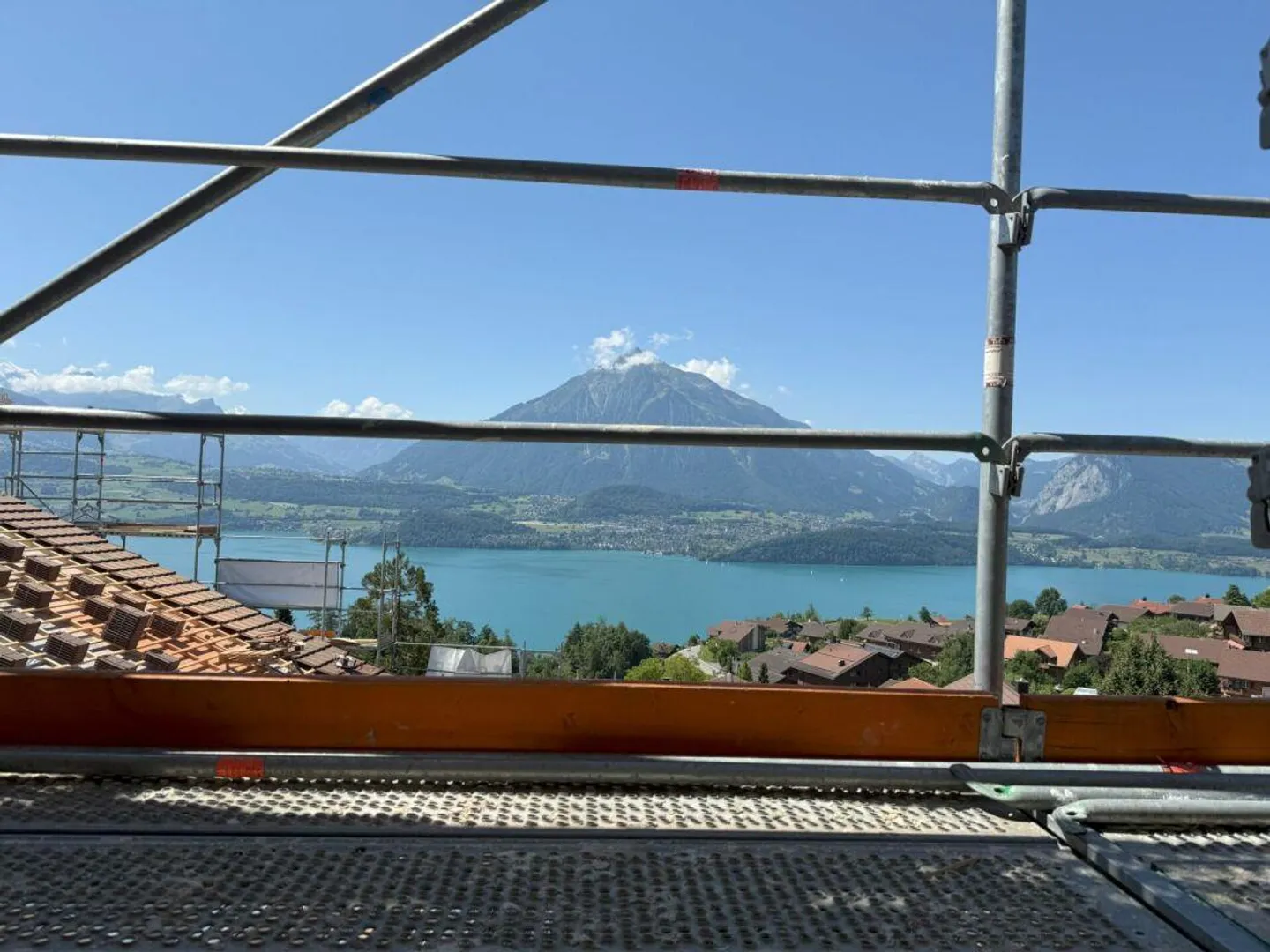 L'arredamento interno e la vista aspettano i nuovi proprietari - Foto 3 di 14
