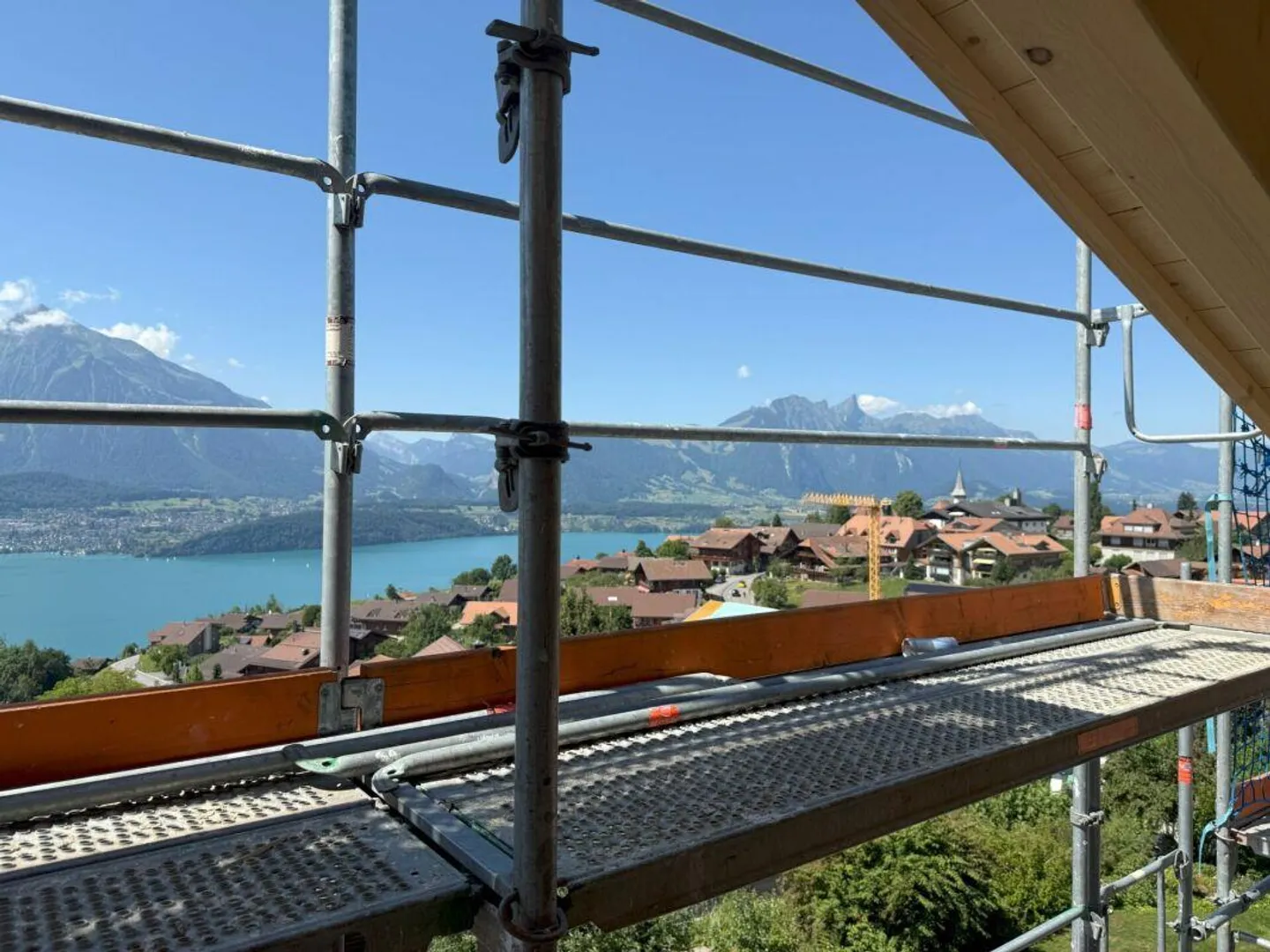 L'arredamento interno e la vista aspettano i nuovi proprietari - Foto 4 di 14