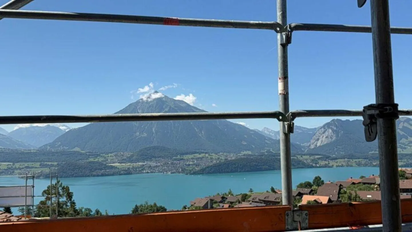 L'arredamento interno e la vista aspettano i nuovi proprietari - Foto 7 di 14