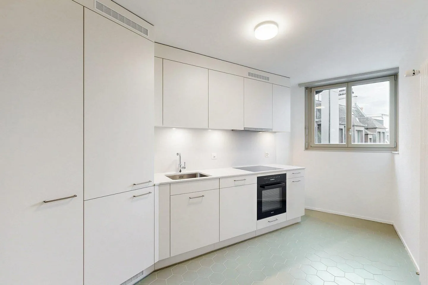 Exclusive penthouse apartment with spacious roof terrace in the heart of Zurich - Photo 2 of 11