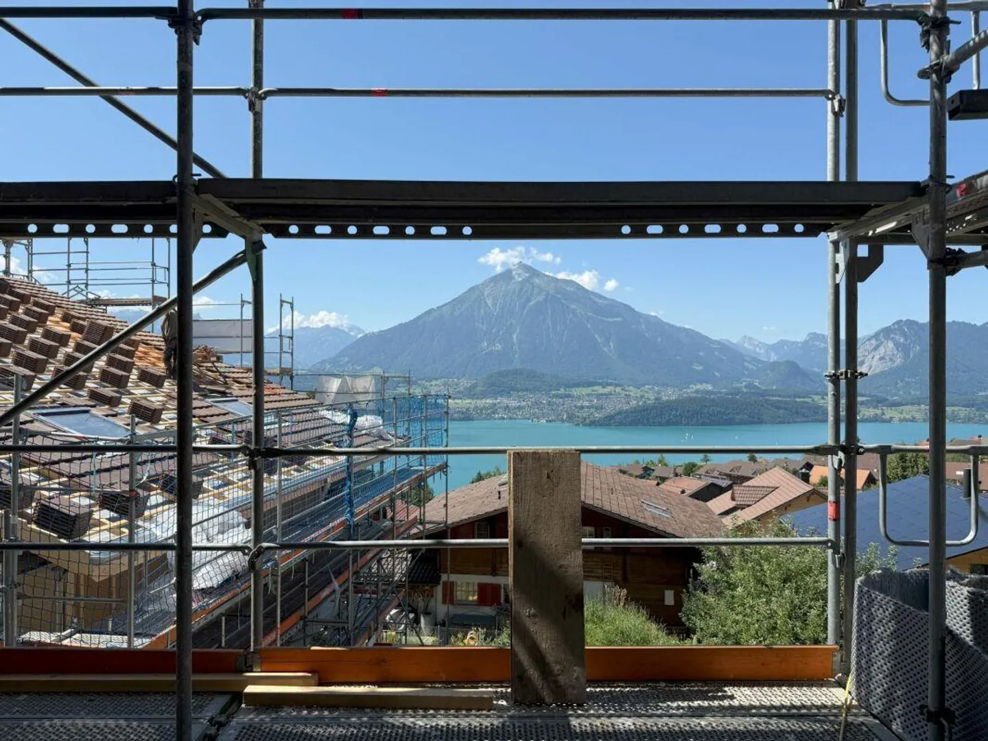 L'arredamento interno e la vista aspettano i nuovi proprietari - Foto 10 di 14