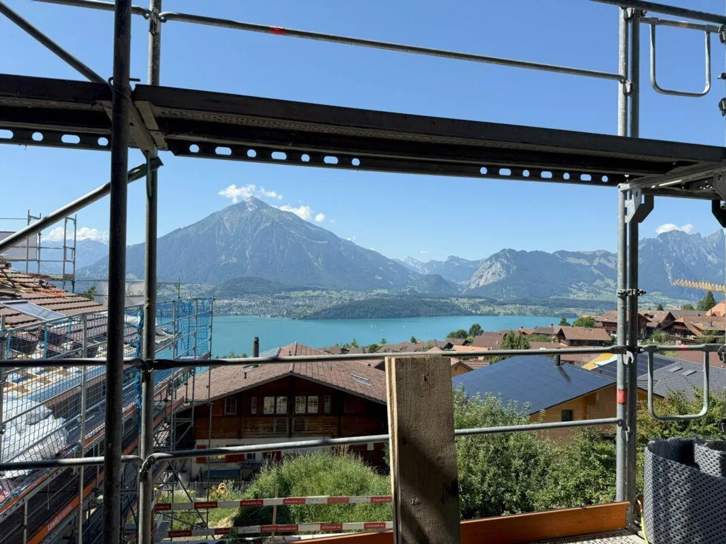 L'arredamento interno e la vista aspettano i nuovi proprietari - Foto 11 di 14