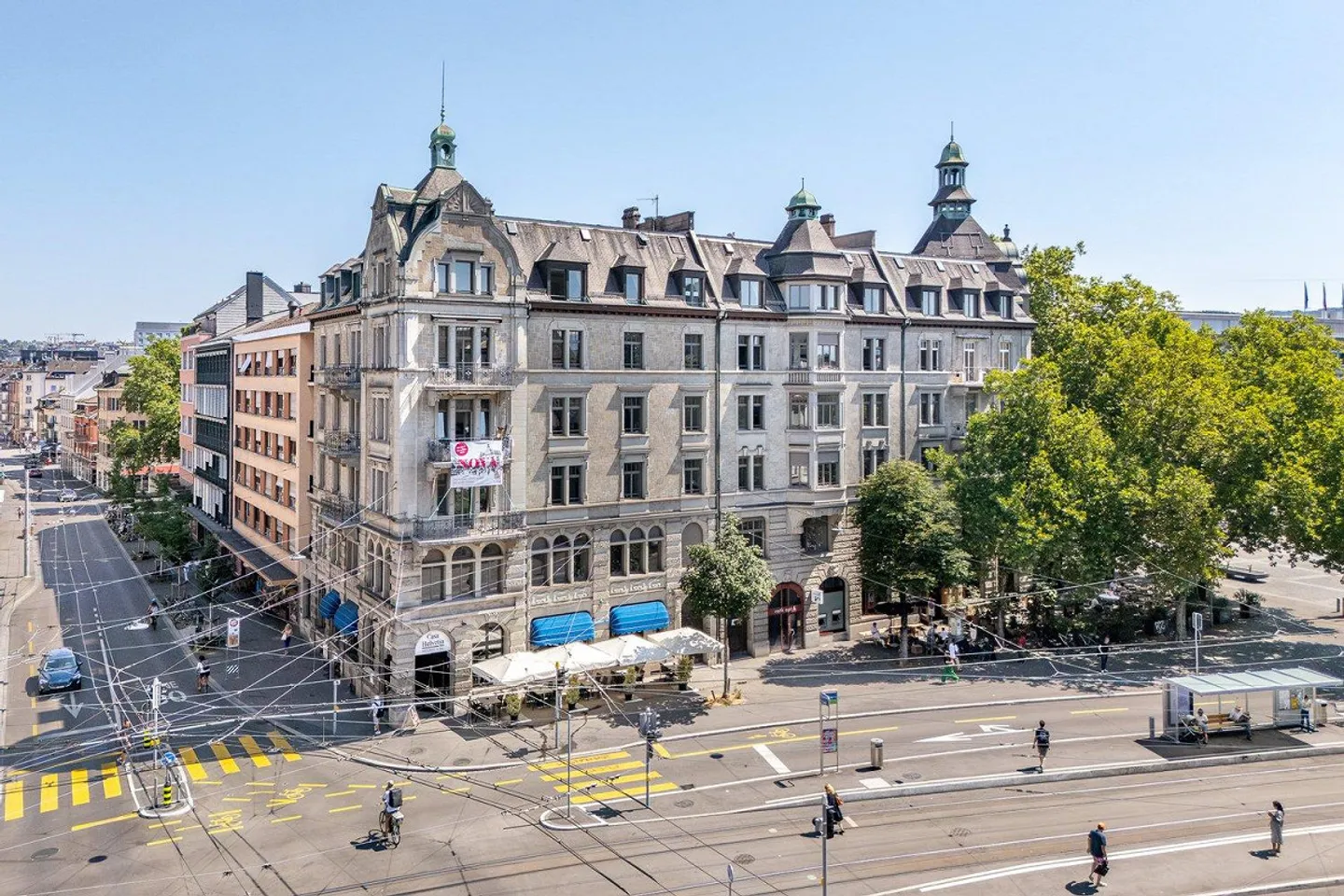 Exclusive penthouse apartment with spacious roof terrace in the heart of Zurich - Photo 1 of 11