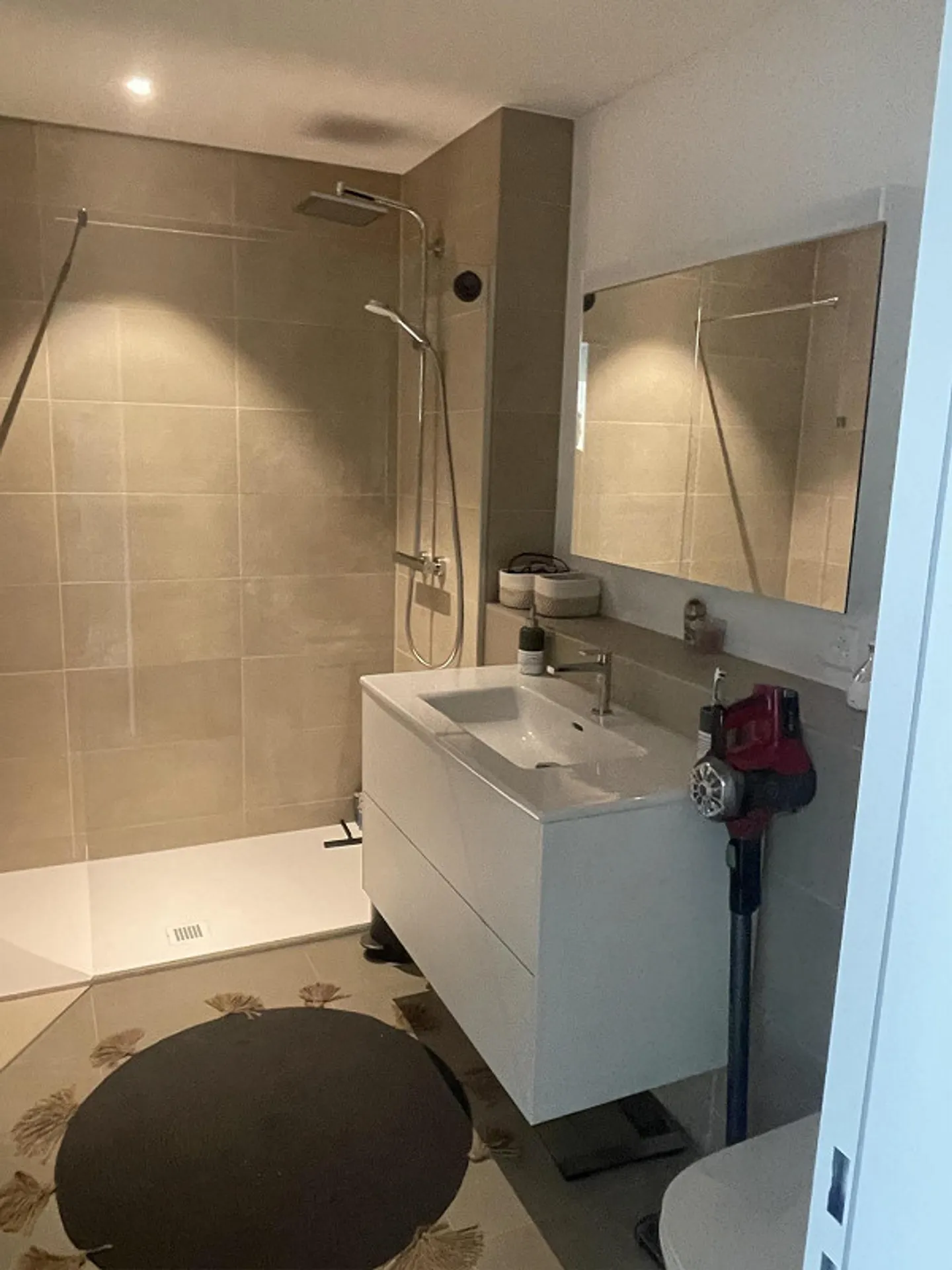 Appartement moderne 2 1/2 pièces - entièrement meublé et comme neuf. - Photo 9 sur 20