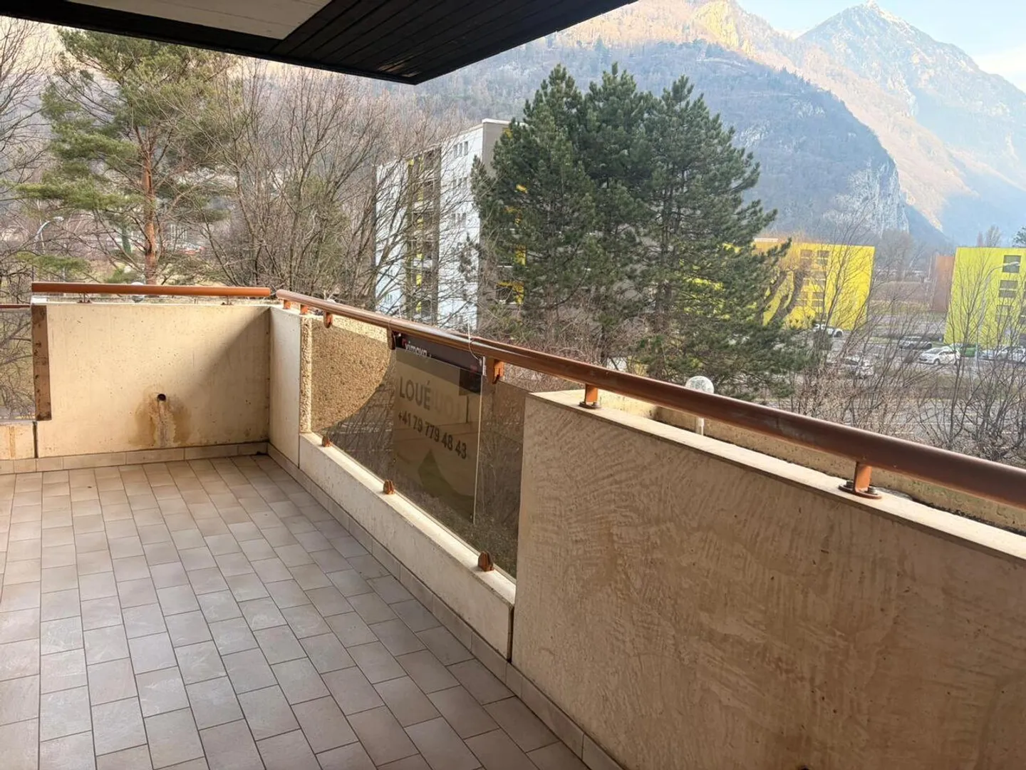 ST-MAURICE - BEL APPARTAMENTO DI 4.5 STANZE ALL'ULTIMO PIANO - Foto 3 di 9