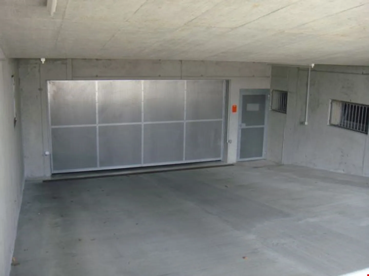 Parking space in underground garage near train station - Photo 3 of 3