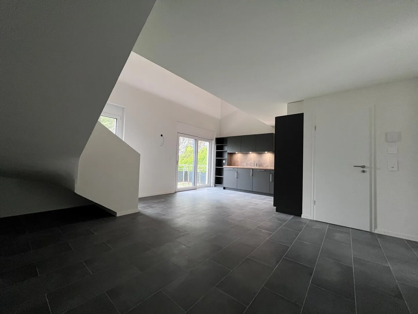 Appartement Duplex Charmant avec Balcon - Photo 3 sur 11