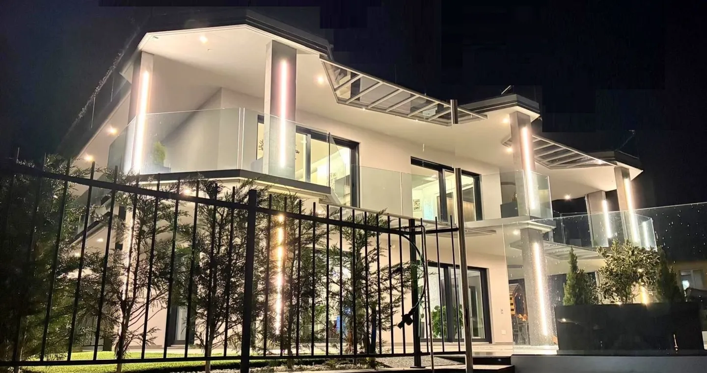 MODERNE VILLA MIT POOL UND PANORAMATERRASSE - Foto 4 von 20