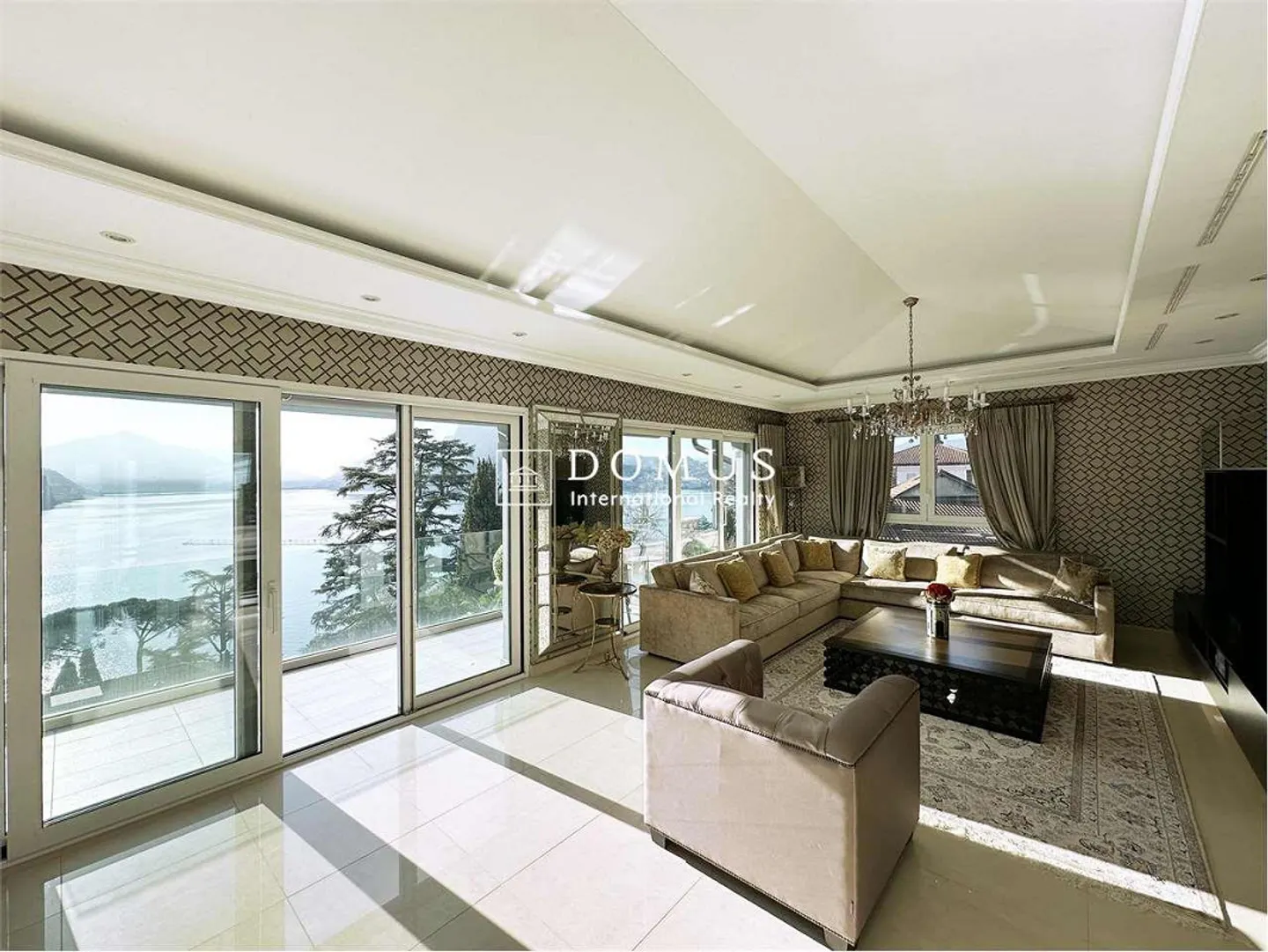 Spectacular Penthouse 4.5 Rooms with Lake View - Photo 3 of 13