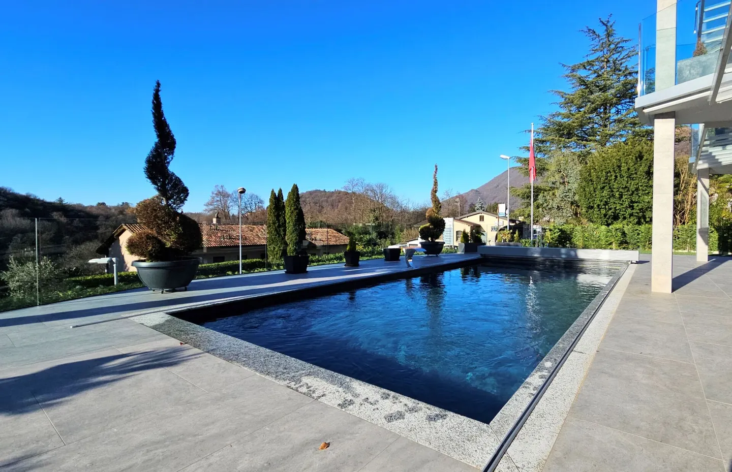 MODERNE VILLA MIT POOL UND PANORAMATERRASSE - Foto 1 von 20