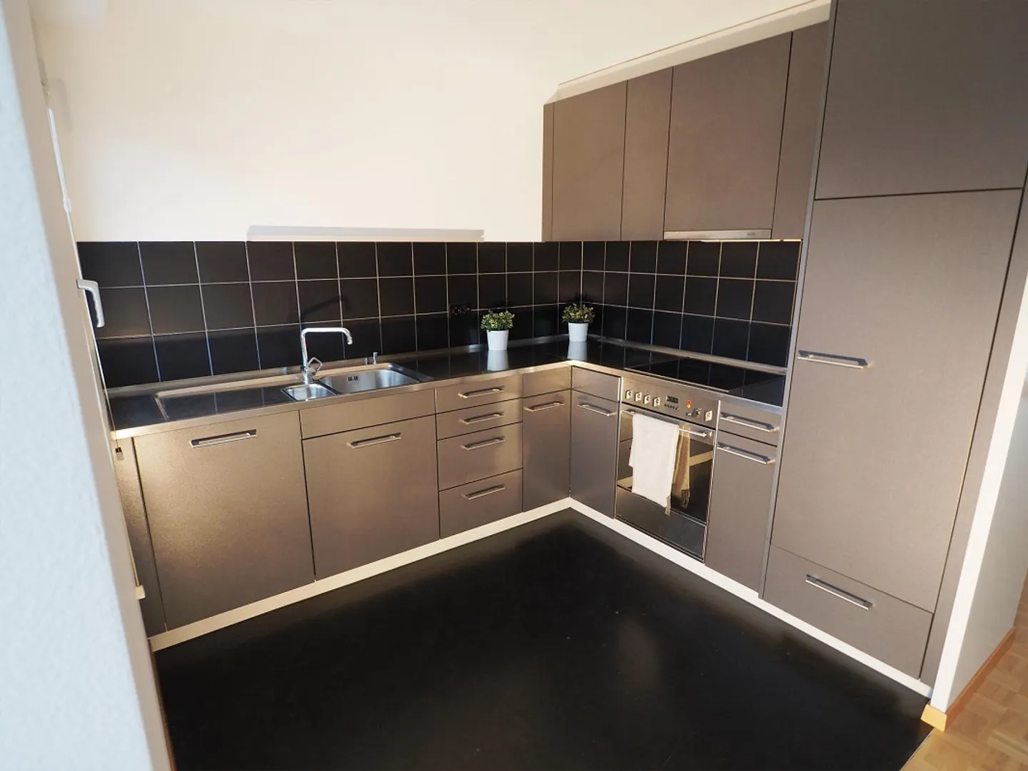 Spacious apartment near Schönbühlcenter - Photo 2 of 9