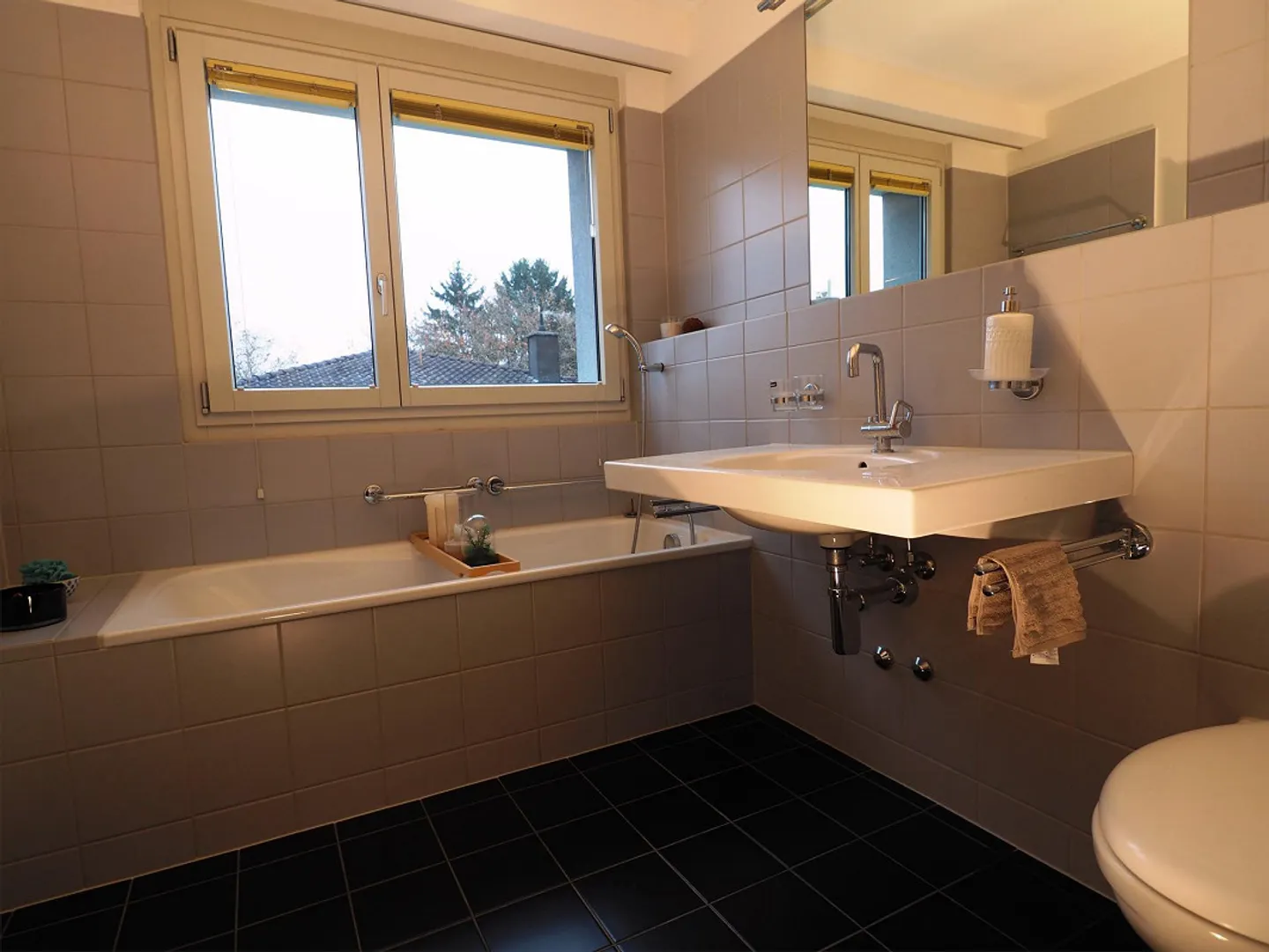 Spacious apartment near Schönbühlcenter - Photo 3 of 9