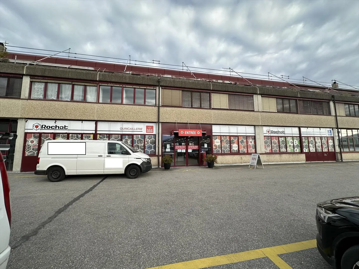 SPAZIO COMMERCIALE NEL CENTRO ARTIGIANALE - Foto 1 di 12