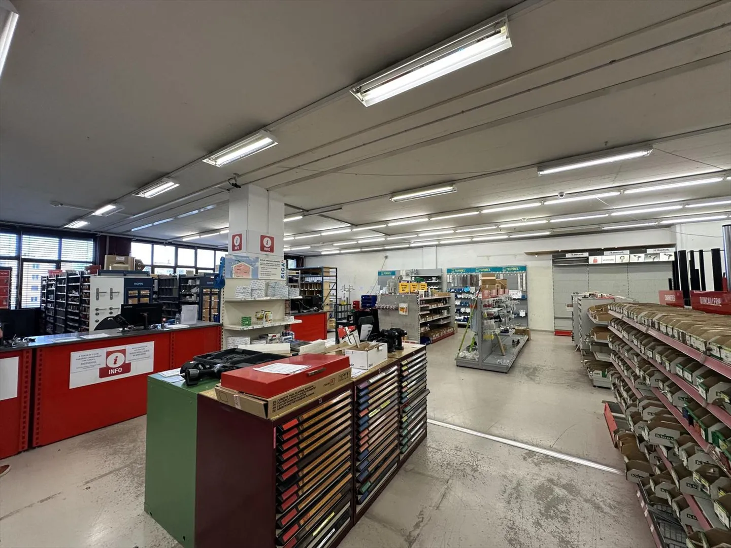 SPAZIO COMMERCIALE NEL CENTRO ARTIGIANALE - Foto 4 di 12