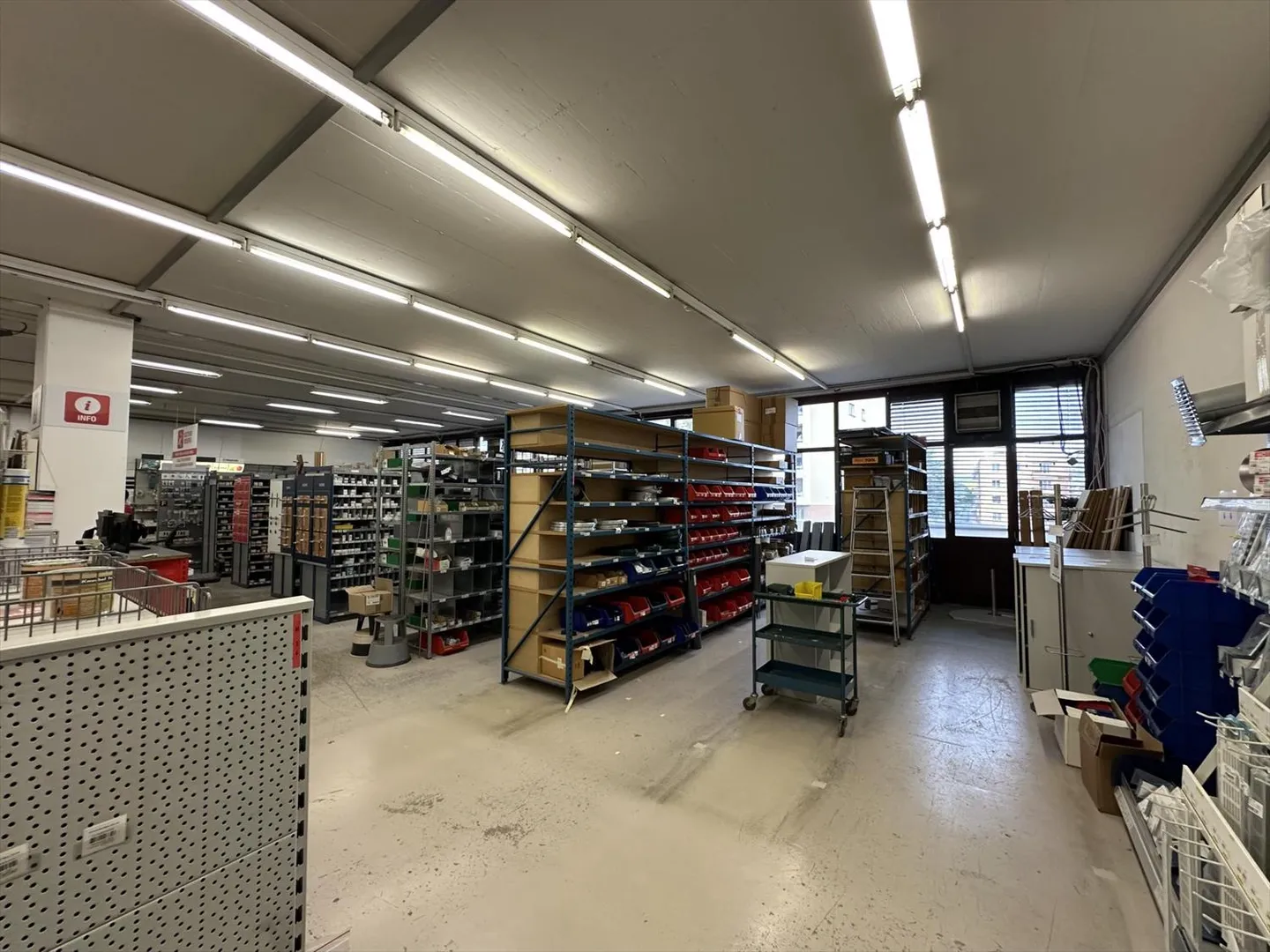 SPAZIO COMMERCIALE NEL CENTRO ARTIGIANALE - Foto 7 di 12