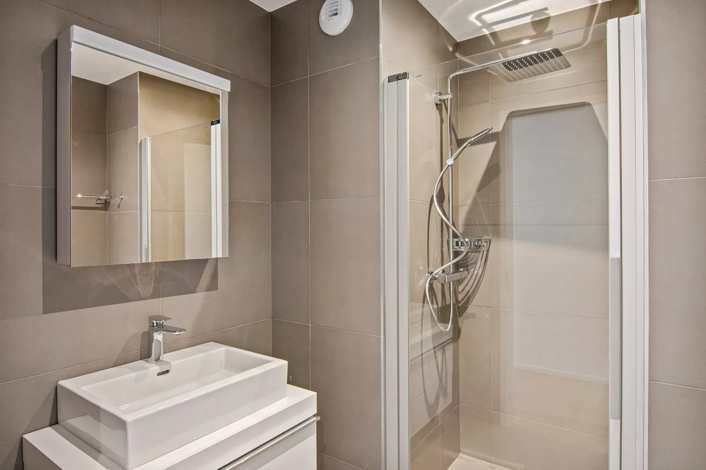 Appartement neuf au bord du lac - Photo 3 sur 4