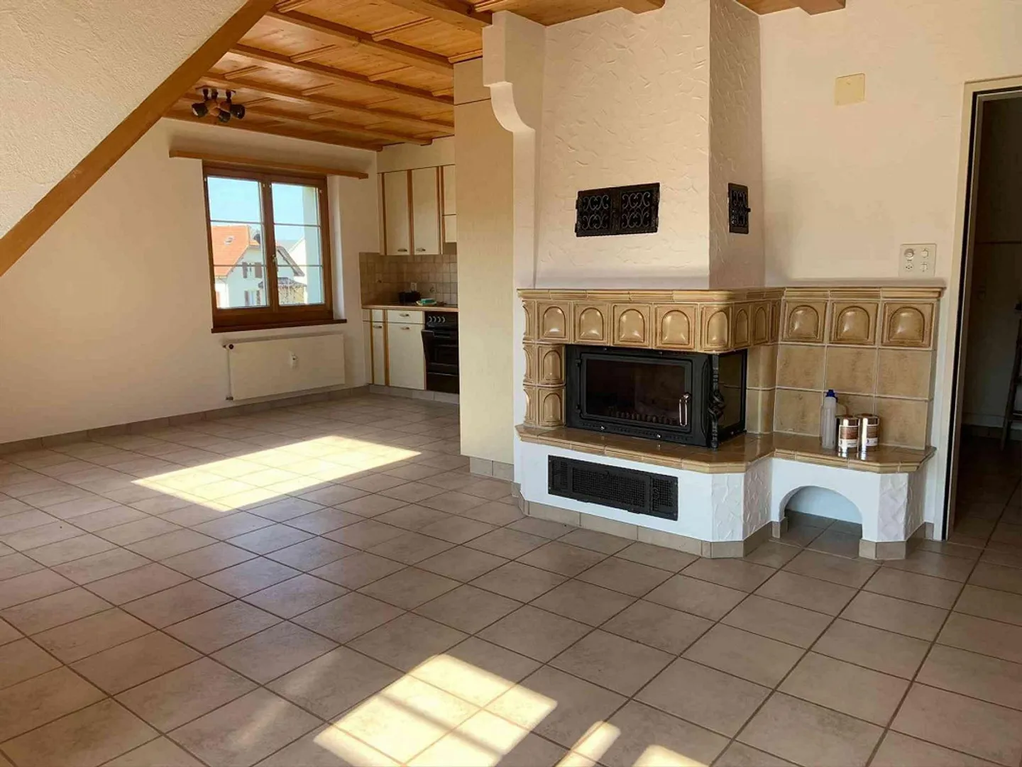 Ampio appartamento mansardato di 5½ locali con balcone e camino - Foto 4 di 13