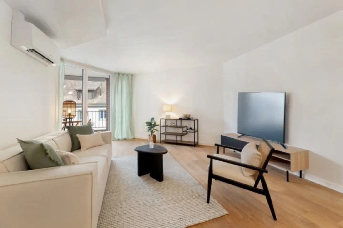 Appartements de 2,5 pièces climatisés avec concierge, salle de fitness et piscine - Photo 1 sur 11