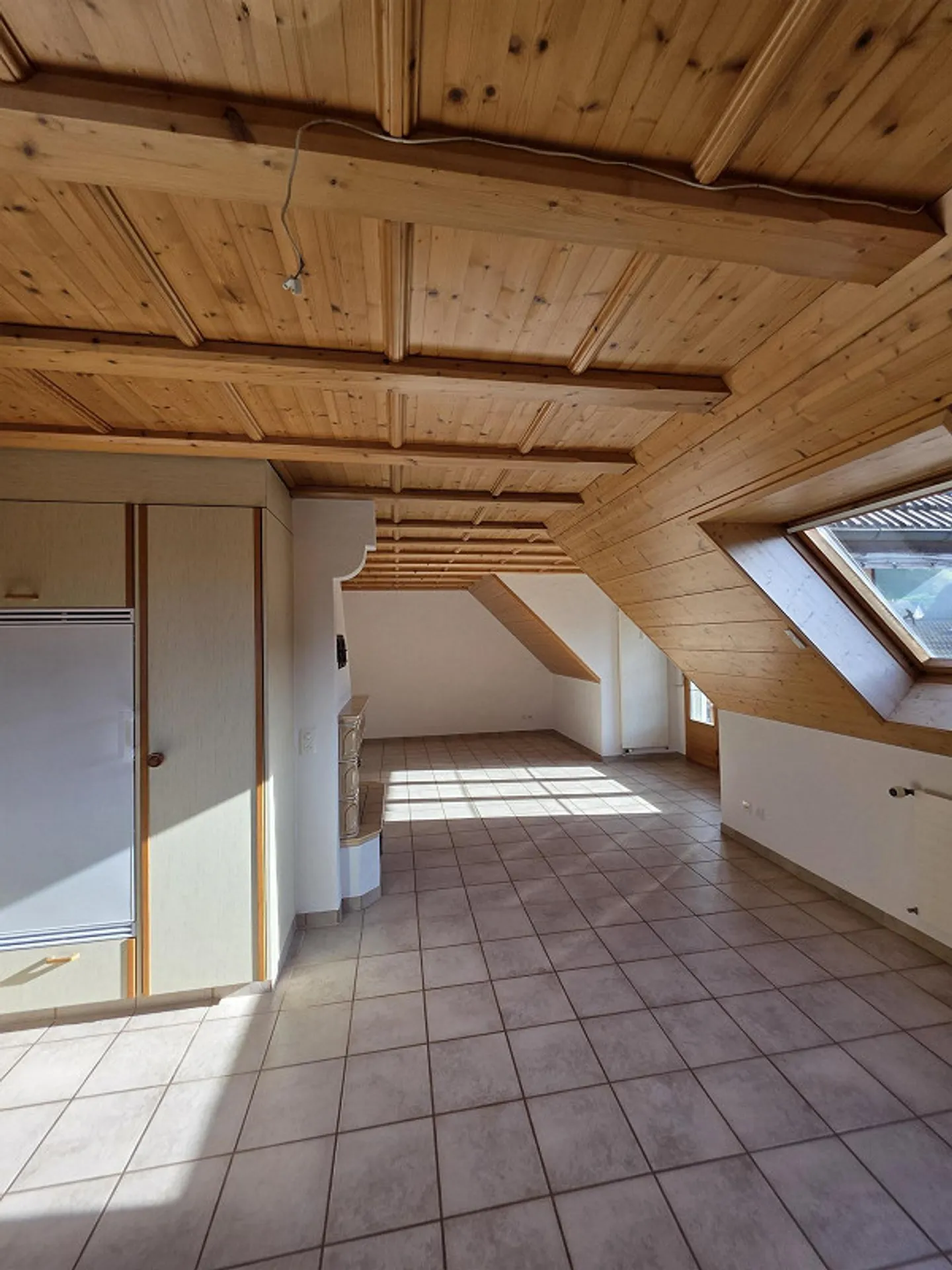 Ampio appartamento mansardato di 5½ locali con balcone e camino - Foto 3 di 13