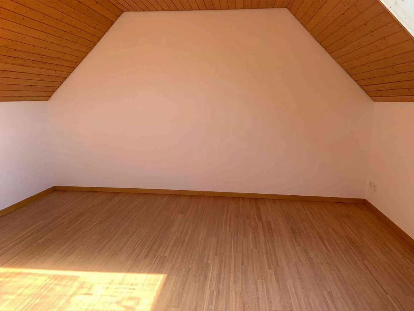 Ampio appartamento mansardato di 5½ locali con balcone e camino - Foto 7 di 13