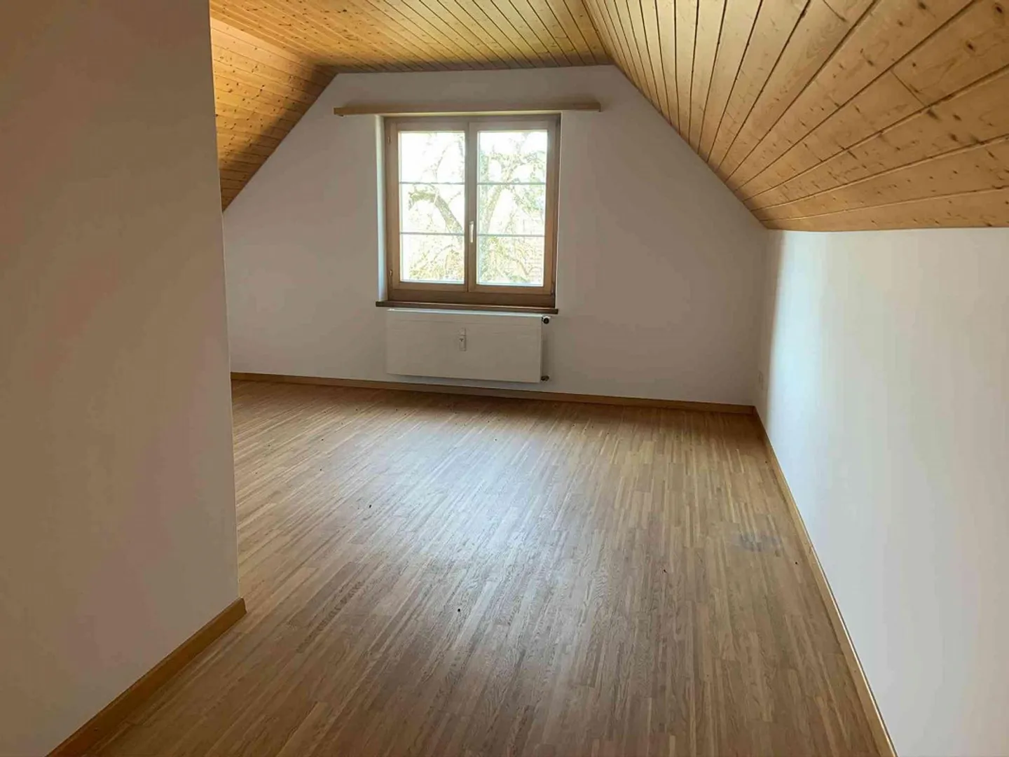 Ampio appartamento mansardato di 5½ locali con balcone e camino - Foto 8 di 13