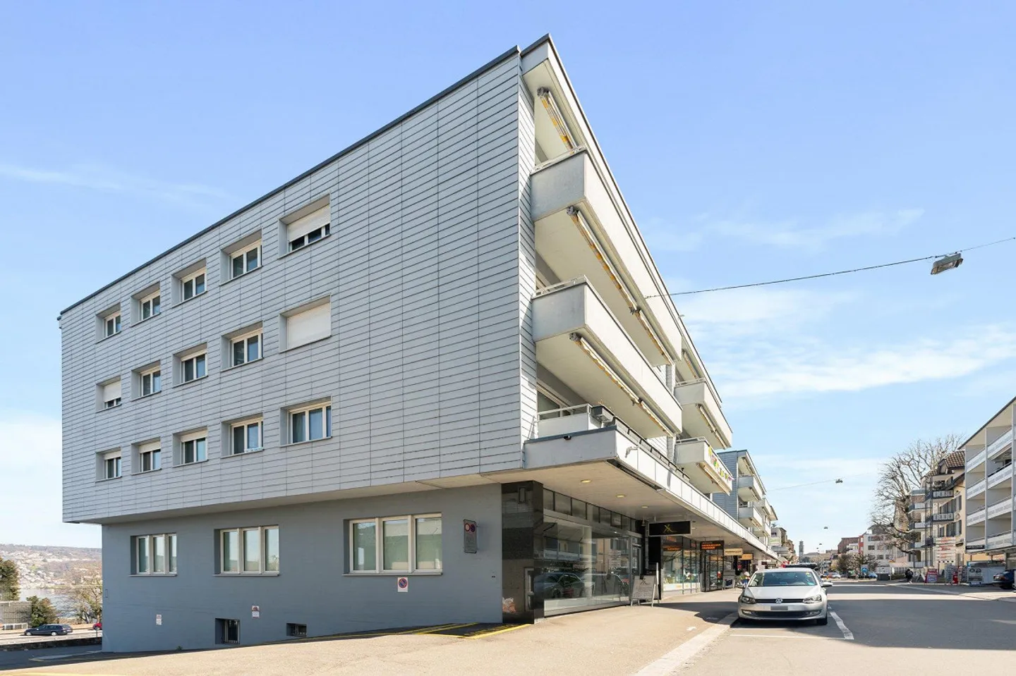 Spazio commerciale luminoso con vista sul lago e ampio magazzino - nel cuore di Thalwil! - Foto 1 di 2