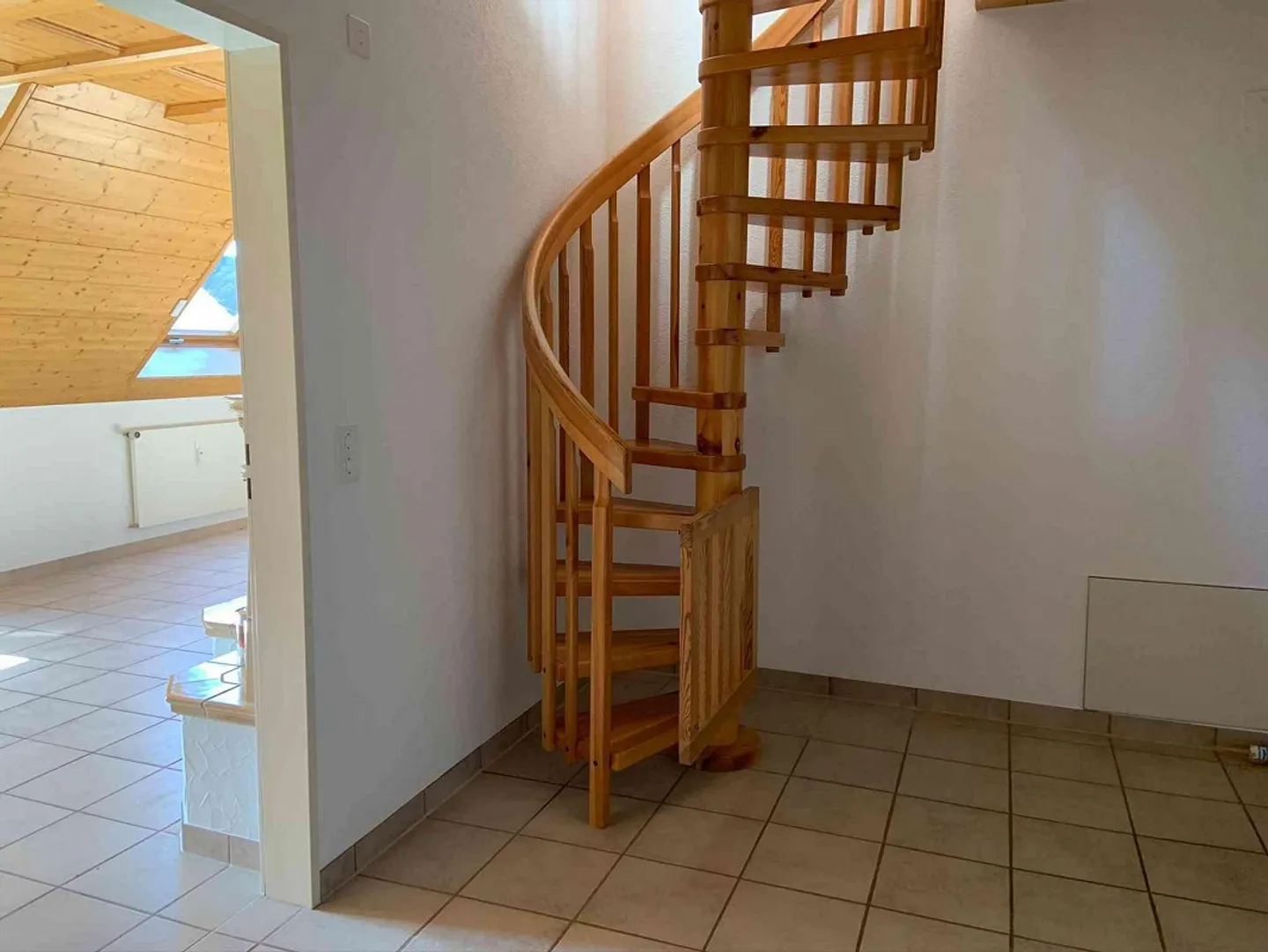 Ampio appartamento mansardato di 5½ locali con balcone e camino - Foto 6 di 13