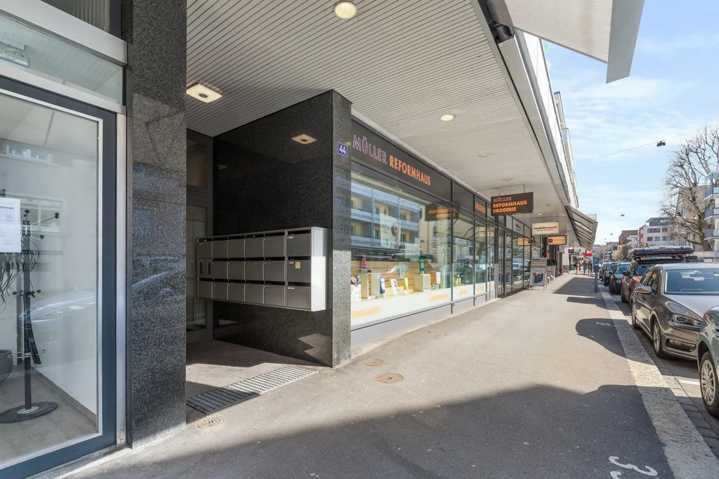 Spazio commerciale luminoso con vista sul lago e ampio magazzino - nel cuore di Thalwil! - Foto 2 di 2