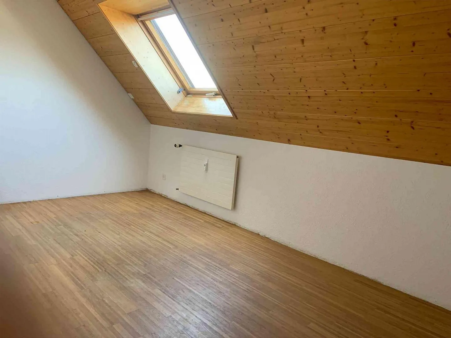 Ampio appartamento mansardato di 5½ locali con balcone e camino - Foto 10 di 13