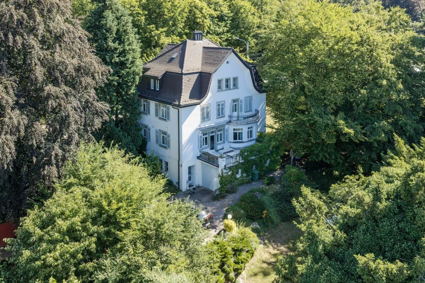 Exclusive City Villa (9.5 Rooms) in a Desirable Location in Zurich - Photo 1 of 9