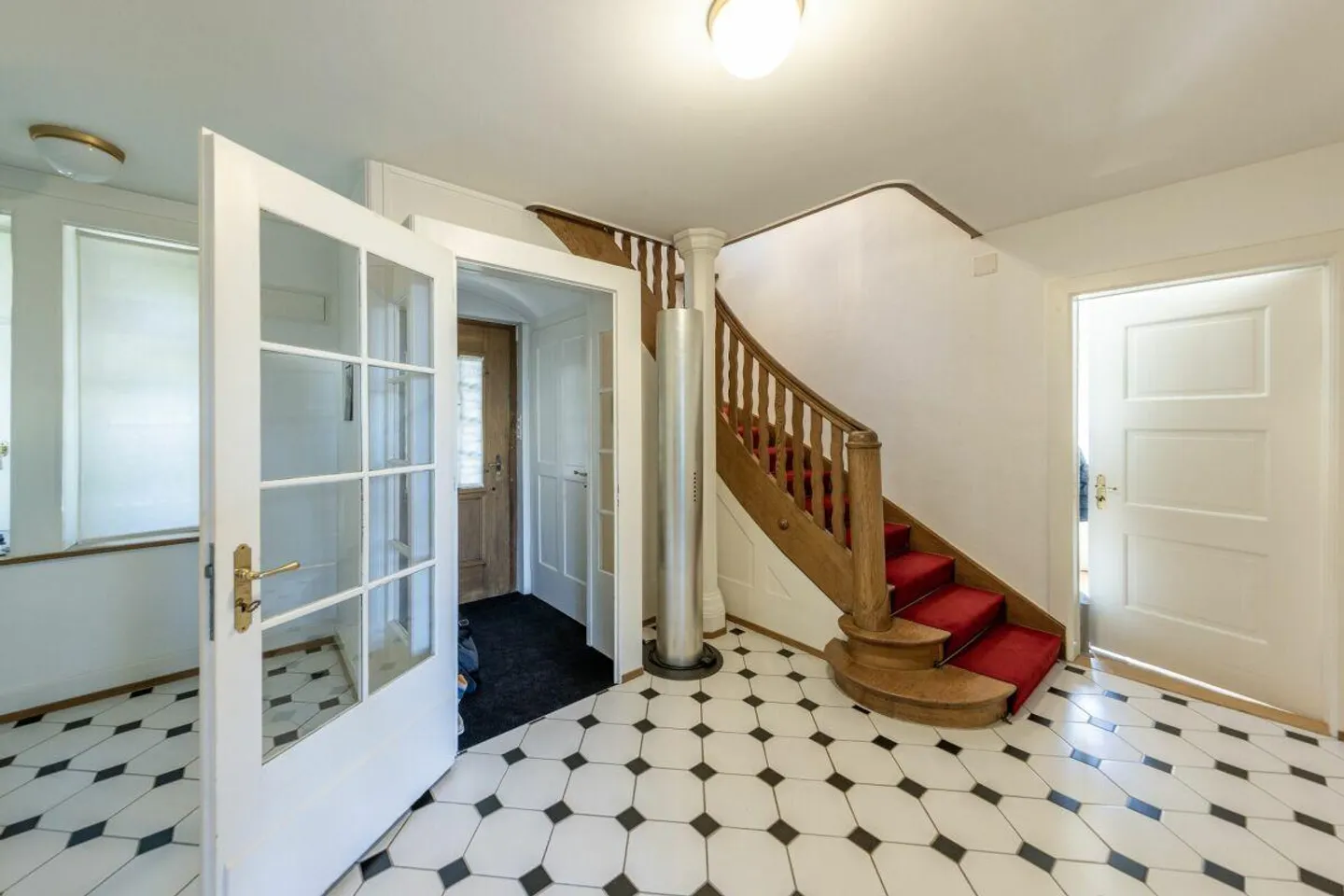 Exclusive City Villa (9.5 Rooms) in a Desirable Location in Zurich - Photo 3 of 9