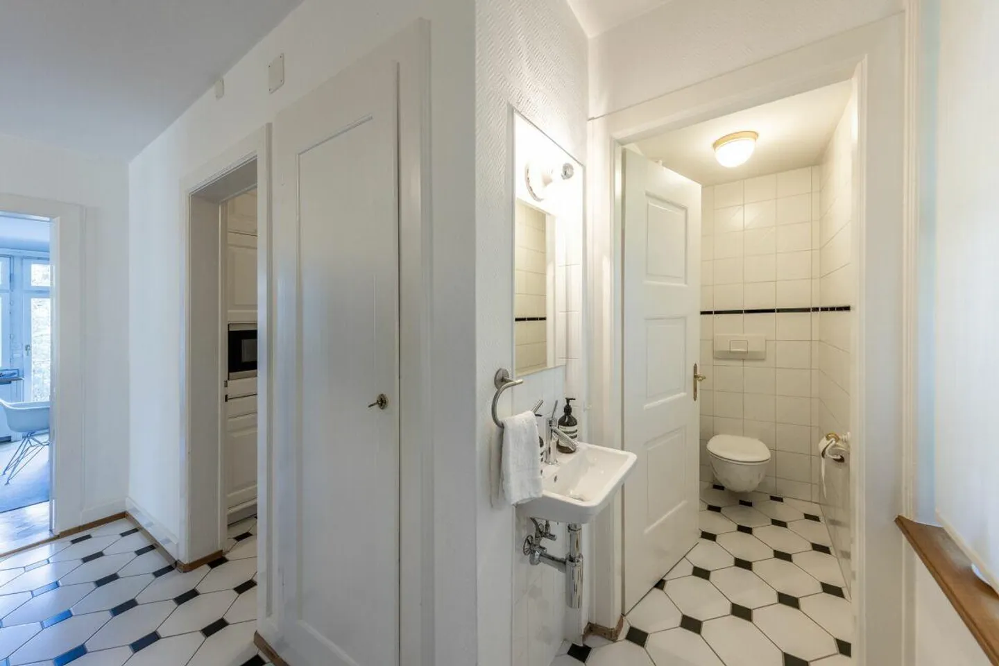 Exclusive City Villa (9.5 Rooms) in a Desirable Location in Zurich - Photo 6 of 9