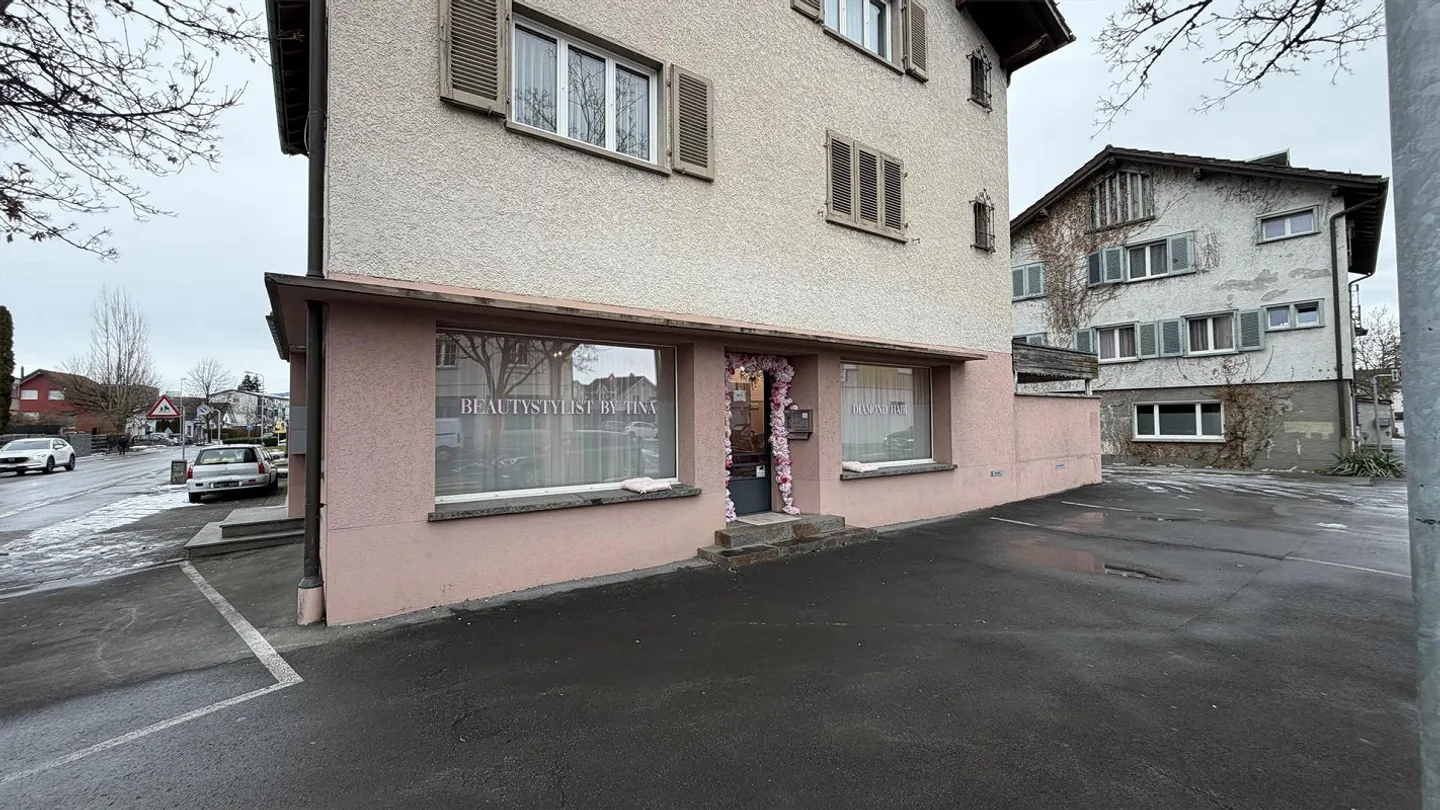 Espace de vente dans un très bon emplacement avec de hauts plafonds - Photo 1 sur 16