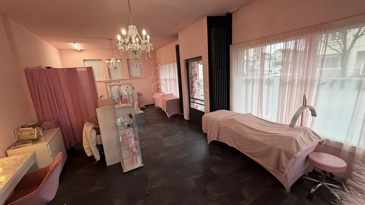 Espace de vente dans un très bon emplacement avec de hauts plafonds - Photo 6 sur 16