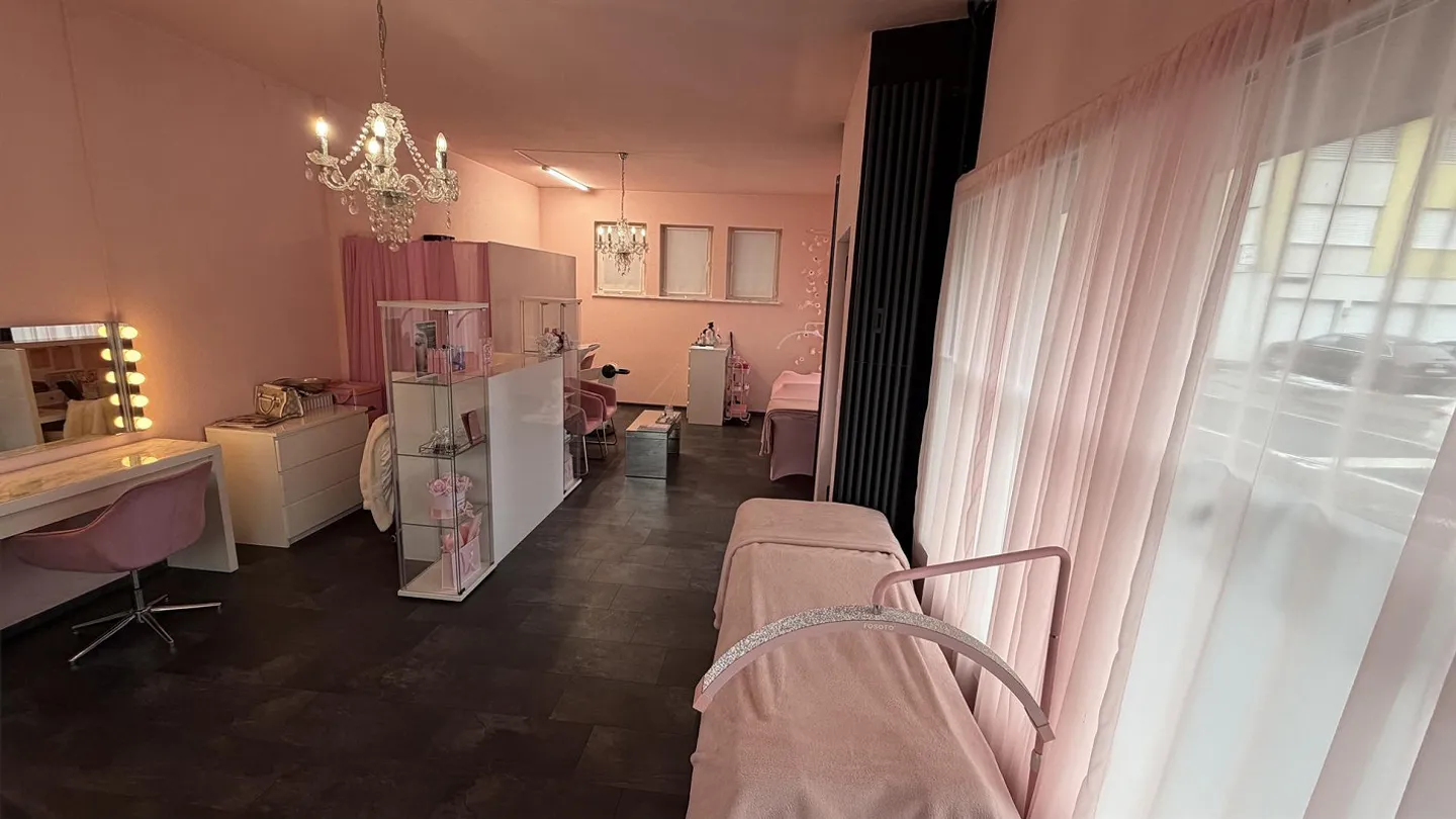 Espace de vente dans un très bon emplacement avec de hauts plafonds - Photo 7 sur 16