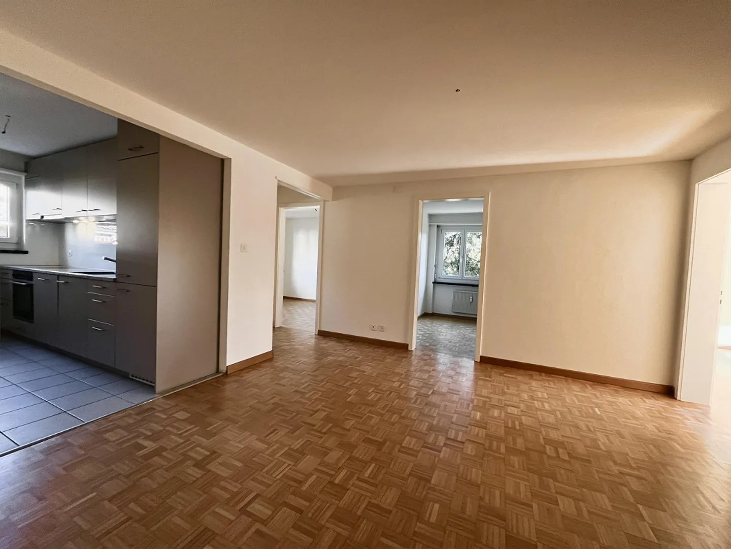 Intéressant, appartement rénové de 4,5 pièces dans un quartier résidentiel calme - Photo 2 sur 12