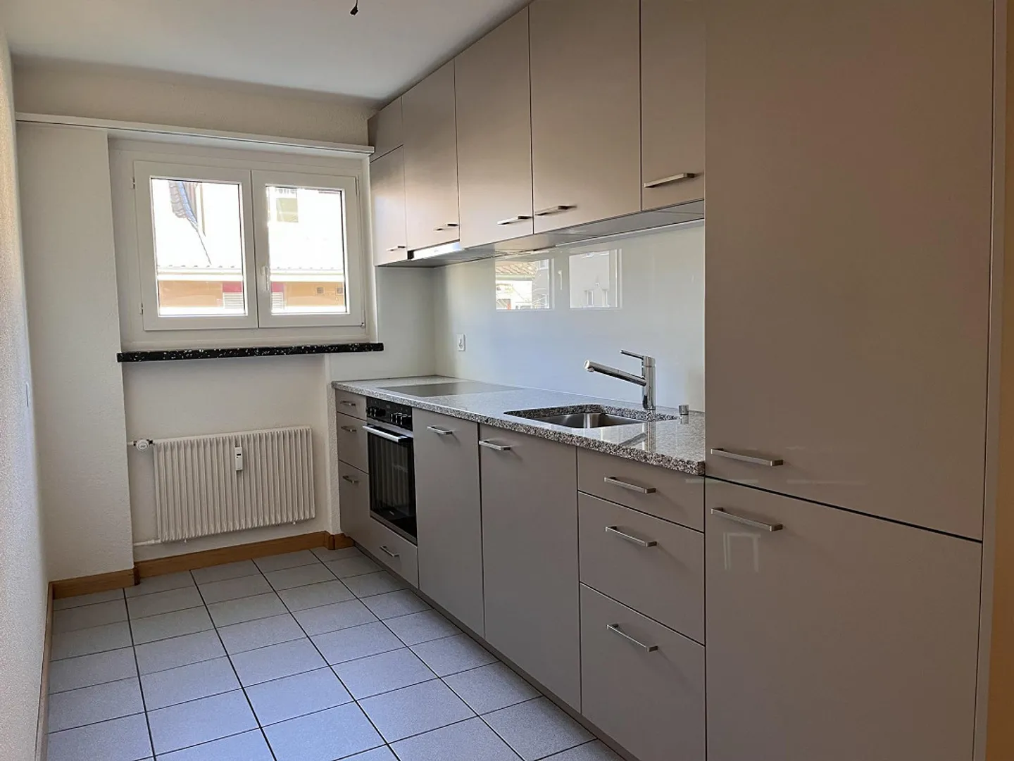 Intéressant, appartement rénové de 4,5 pièces dans un quartier résidentiel calme - Photo 3 sur 12