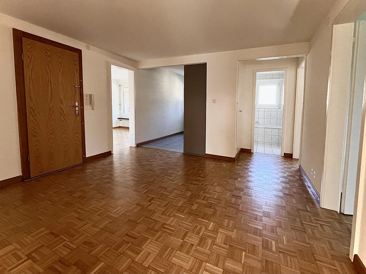 Intéressant, appartement rénové de 4,5 pièces dans un quartier résidentiel calme - Photo 4 sur 12