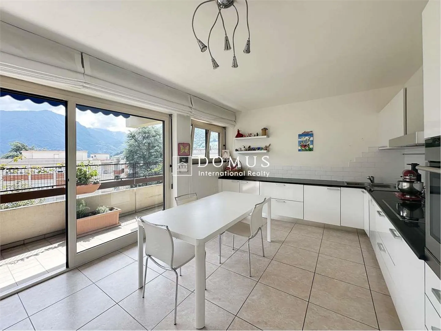 Spacious 5.5 rooms in the heart of Lugano - Photo 2 of 11