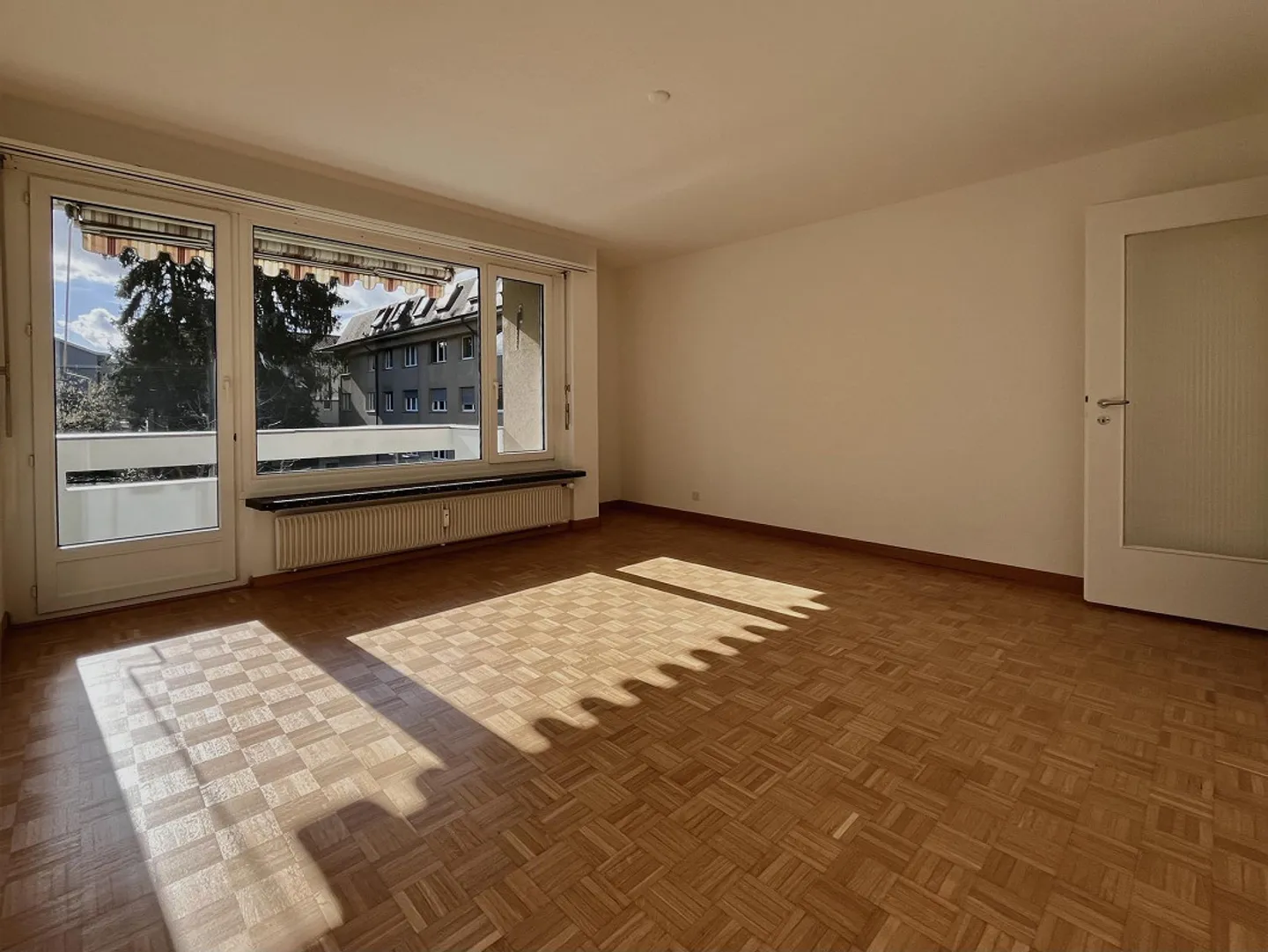 Intéressant, appartement rénové de 4,5 pièces dans un quartier résidentiel calme - Photo 5 sur 12