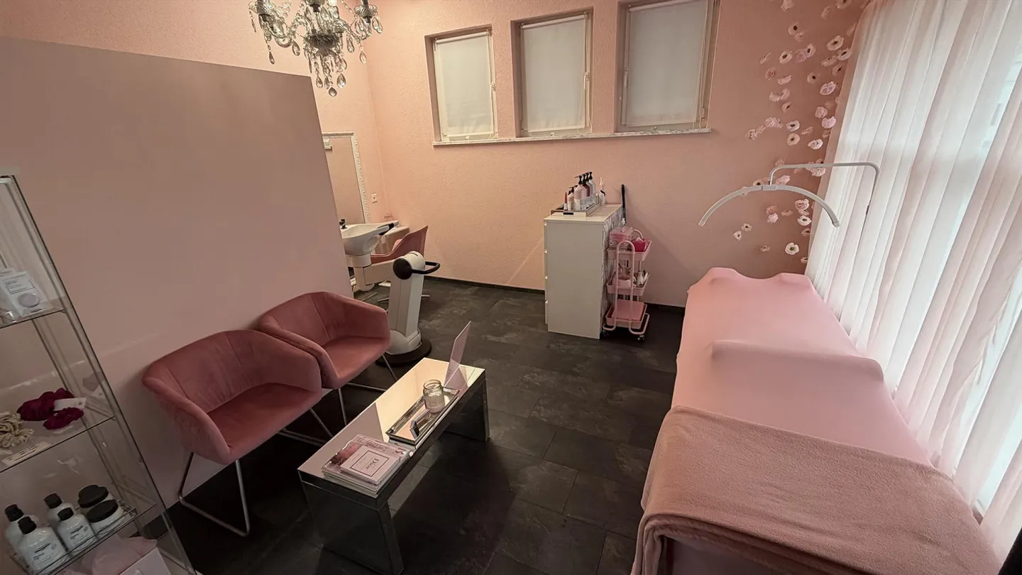 Espace de vente dans un très bon emplacement avec de hauts plafonds - Photo 8 sur 16