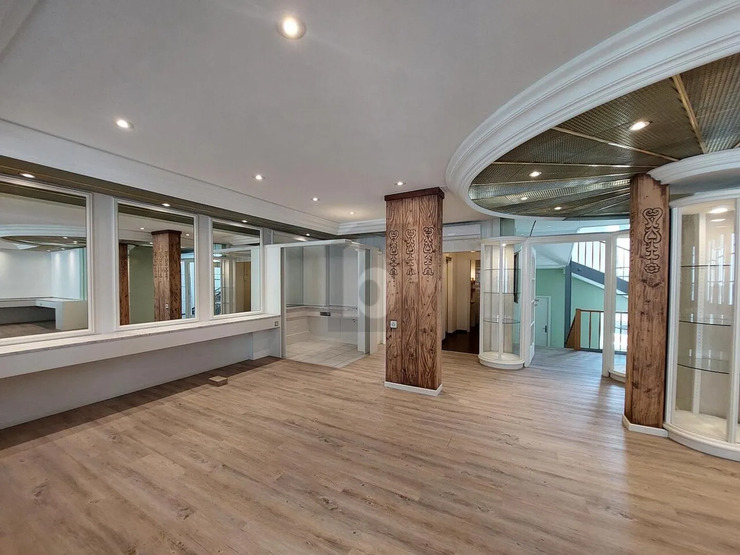 CENTRAL & MODERN, IDEAL FOR PRACTICE ROOMS / OFFICE - Photo 2 of 6