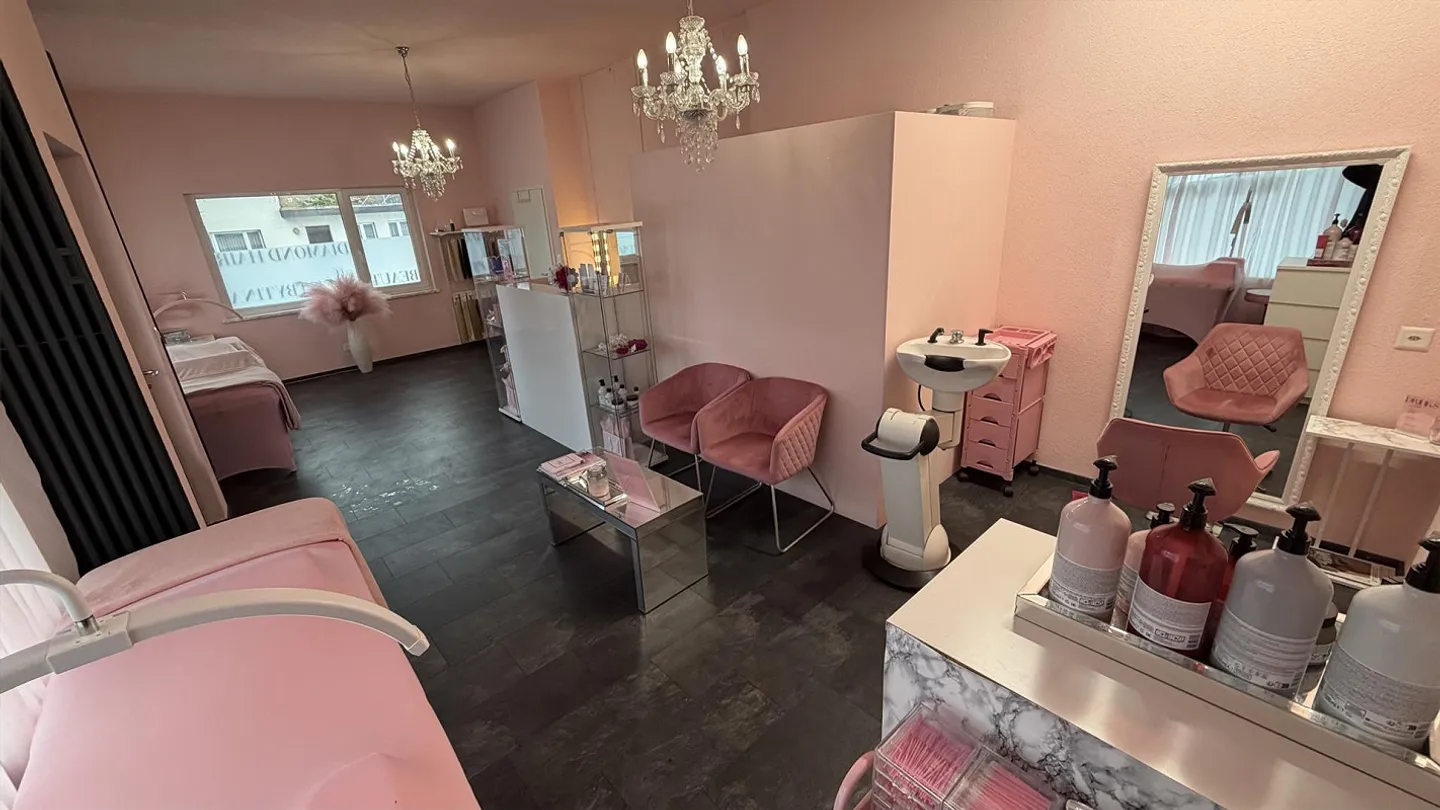 Espace de vente dans un très bon emplacement avec de hauts plafonds - Photo 9 sur 16