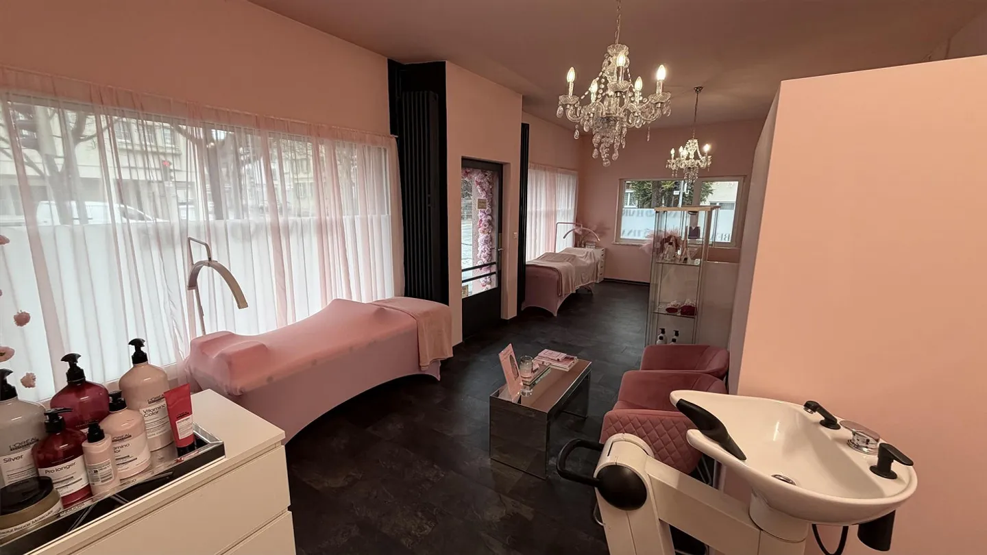 Espace de vente dans un très bon emplacement avec de hauts plafonds - Photo 10 sur 16